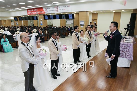 [포토]광주 동구, 다문화가정 5쌍 합동결혼식 개최