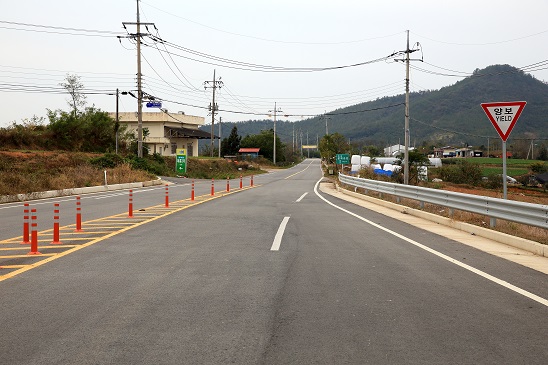 <무안군에서 김대중대교를 건너 이어지는 신안군 압해읍의 국도 77호선 진입도로가 갑자기 좁아져 사고 위험이 도사리고 있다.>
