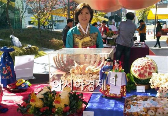 호남대 대학원 서남숙 씨가  ‘2014 전주 비빔밥축제’ 에서 대상을  수상하고 기념촬영을 하고있다.