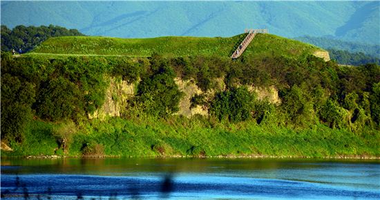 고구려 세 개의 성 중 규모가 가장 큰 호로고루성. 임진강변 주상절리의 직벽 위에 세워진 호로고루성은 자태부터 우람하다. 