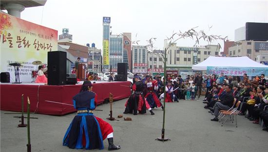 <11월 2일 오후, 목포역 광장 특설무대에서 ‘목포역 가을문화 한마당’이 열린다. 사진은 지난해 행사 때 군무공연 장면.>
