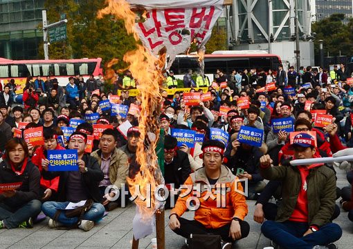단통법 시행으로 휴대폰 신규가입자가 줄면서 전국이동통신유통협회(KMDA)가 10월 30일 서울 종로 보신각 앞 광장에서 '단통법 중단 촉구 결의대회'를 열고 휴대폰 출고가 인하를 요구하고 있다.
