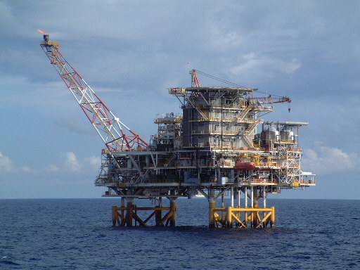 인도 국영 에너지 회사 ONGC의 베트남 해상에서 가동하는 시추 설비. 사진=블룸버그