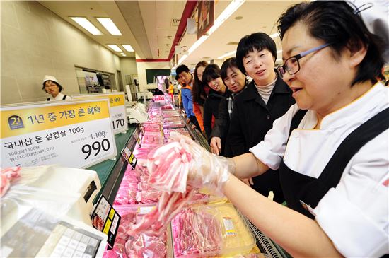 이날 오전 서울 한강로동 이마트 용산점 축산매장에서 고객들이 줄지어 삼겹살을 구매하고 있다.