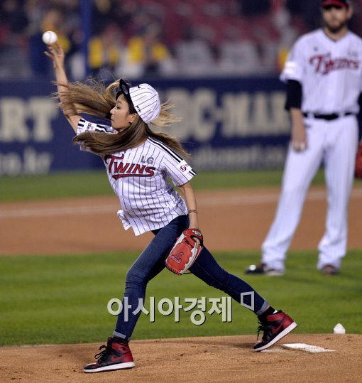 [포토]에이핑크 윤보미,'선수 못지 않은 역동적인 시구'