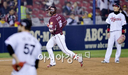 [포토]강정호, 리오단 상대로 선제 솔로포 '쾅'