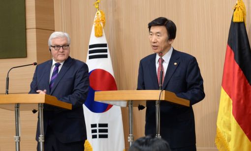 獨외무 "北핵과 경제발전,우호관계 유지 동시에 못한다"(상보)