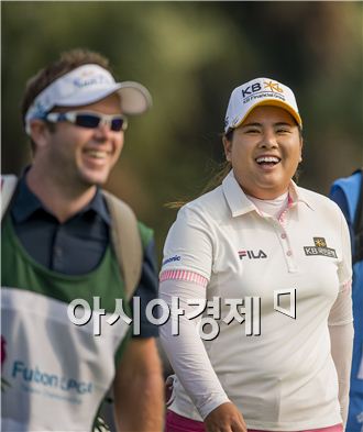 박인비(오른쪽)가 푸본대만챔피언십 둘째날 16번홀 경기 도중 캐디와 함께 환하게 웃고 있다. 타이베이(대만)=Getty images/멀티비츠