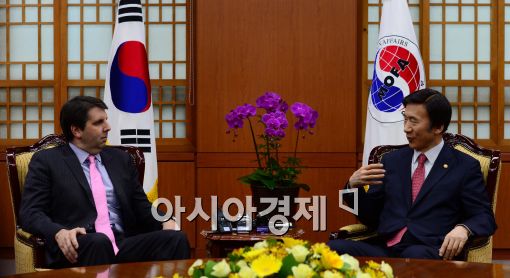 [포토]대화 중인 윤병세-마크 리퍼트