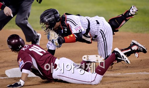 [포토]최경철,'몸 날려 피한다면 몸 날려 잡는다!'