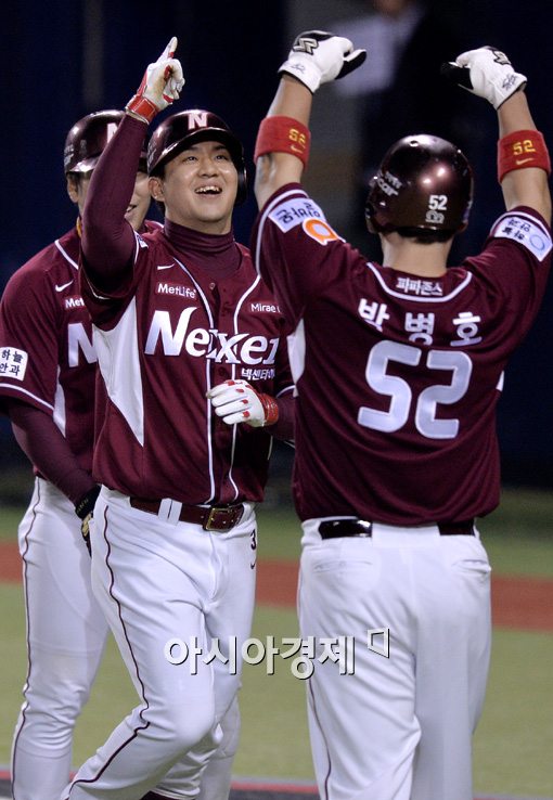 [포토]쓰리런 날린 김민성, '플레이오프는 내가 끝낼거야!'