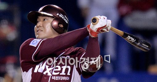 [포토]김민성,'도망가는 3점 홈런 넘어간다!'