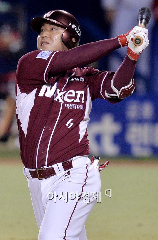 [포토]김민성,'도망가는 3점 홈런 넘어간다!'