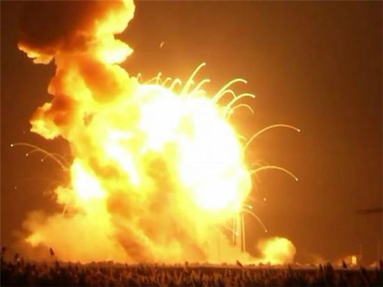 ▲지난 10월28일 시그너스호를 실은 안타레스 로켓이 버지니아 비행기지에서 폭발했다.[사진제공=NASA]