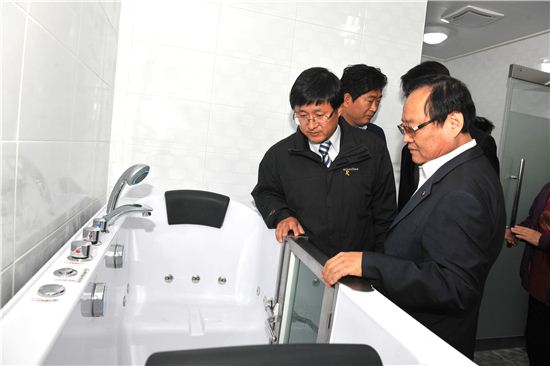 김성환 노원구청장이 복지목욕탕 가족탕을 살펴보고 있다.