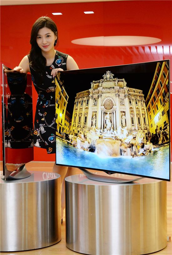 300만원대 LG OLED TV, 출시 한 달 만에 1000대 넘게 팔려