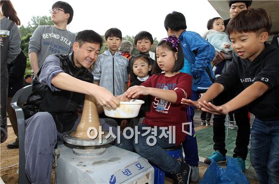 광주 북구 문화동(동장 김성학) 주민센터와 주민자치위원회(위원장 양옥균)는 1일 시화문화마을 문화관 주차장에서 송광운 북구청장과 주민 300여명이 참석한 가운데 제5회 시화환경예술제를 개최, 주민들이 프리마켓과 다양한 문화체험들을 하며 즐거운 시간을 보내고 있다. 사진제공=광주시 북구