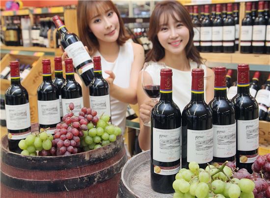 2일 오전 서울시 용산구에 위치한 이마트 용산점 와인코너에서 홍보 도우미들이 아시아 최초로 선보이는 '프라이빗 리저브 와인'을 선보이고 있다. 세계 5대 와인명가 중 하나로 꼽히는 프랑스 샤토 라피트사가 미국, 독일에 이어 아시아에서는 처음으로 대한민국에서 이마트 개점 21주년 기념 라벨을 부착해 판매한다. 