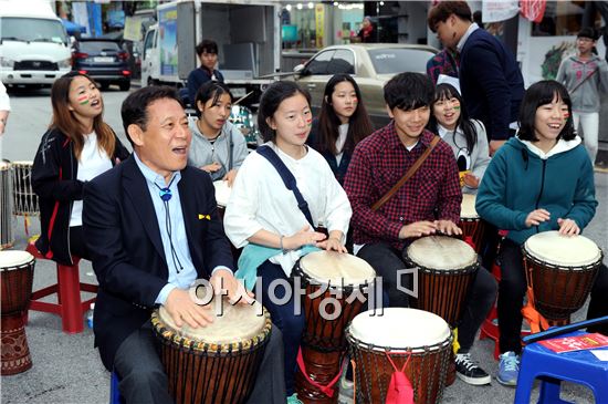 ‘2014 광주청소년상상페스티벌’이 1일 오후 광주 동구 금남로 옛 전남도청 앞에서 펼쳐진 가운데 윤장현 시장이 청소년들과 함께 악기를 연주하고 있다. 사진제공=광주시