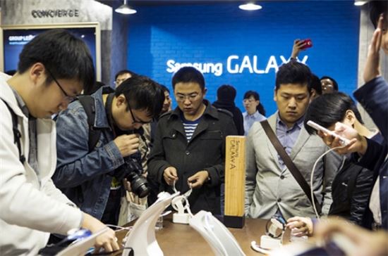 삼성전자가 지난달 31일 중국 베이징에 1호 '삼성갤럭시 라이프 스토어'를 개장했다. 소비자들이 휴대전화 등 제품을 체험해보고 있다. 