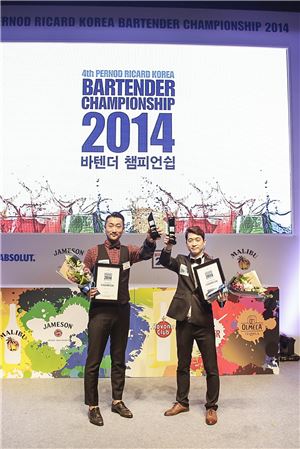 제4회 페르노리카 코리아 바텐더 챔피언십 2014 우승자 이진록(왼쪽), 권경욱.
