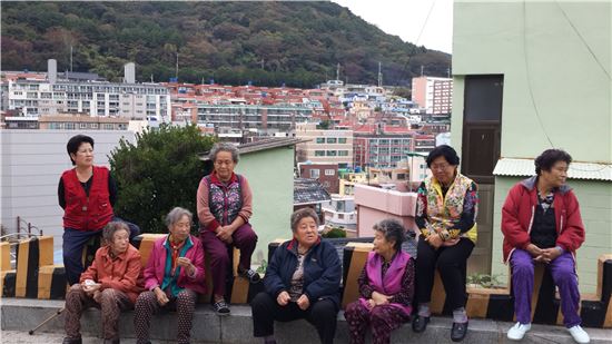 장기려선생기념관 근처에서 만난 이바구길의 할머니들. 