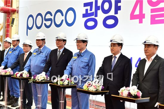 포스코가 100% 순수 자력 엔지니어링 기술로 광양 4열연 공장을 건설하는데 성공했다.  
