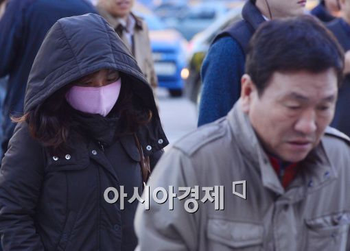 [포토]'움츠리며 출근'