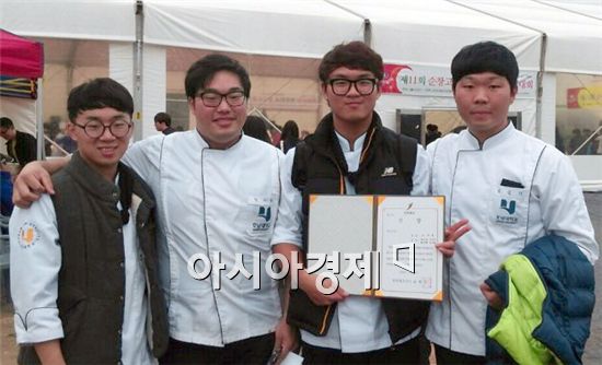 최재원, 임지훈, 양세진, 김승기(왼쪽부터) 학생이 기념사진을 촬영하고 있다.