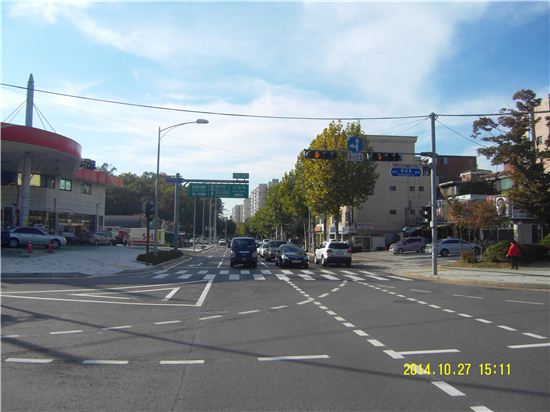 명일동 대명초교 입구 교차로 도로 넓혀 