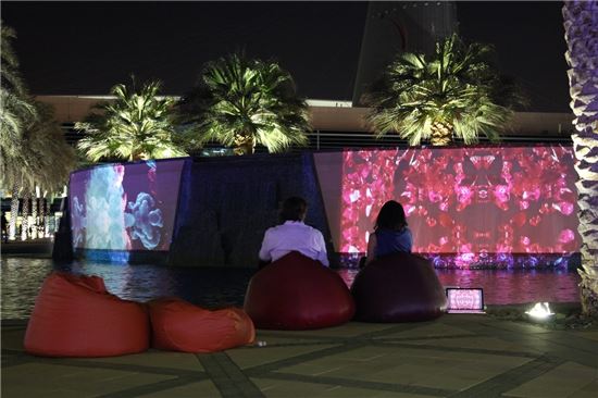 3일(현지시간) 두바이에서 열린 ISEA 2014 오프닝 행사에 참석 한 관객들이 제일기획의 컬러테라피 영상을 감상하고 있다.
 
 
 

