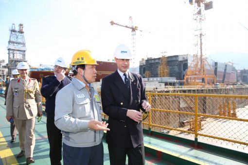 지난 2일 대우조선해양 옥포 조선소를 방문한 영국 에드워드 왕자(오른쪽)와 고재호 대우조선해양 사장이 군수 지원함 생산시설을 둘러보고 있다.