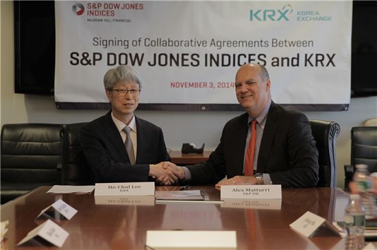 (왼쪽부터)이호철 한국거래소 경영지원본부장, 알렉스 머튜어리(Alex Matturri) S&P Dow Jones Indices CEO