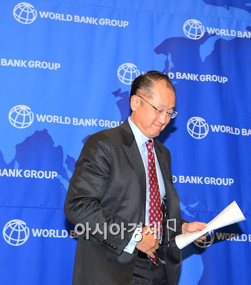 [포토]밝은 표정으로 회견장 나서는 김용 세계은행 총재 