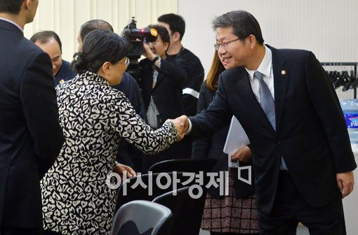 [포토]악수하는 류길재 장관-하오샤오페이 중국부대사 