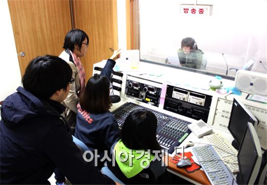 호남대학교 통합뉴스센터(주간 정철)는 최근 광산캠퍼스 상지관 1층 통합뉴스센터에서 2014년 2학기 학생기자 집중교육에 들어갔다.   