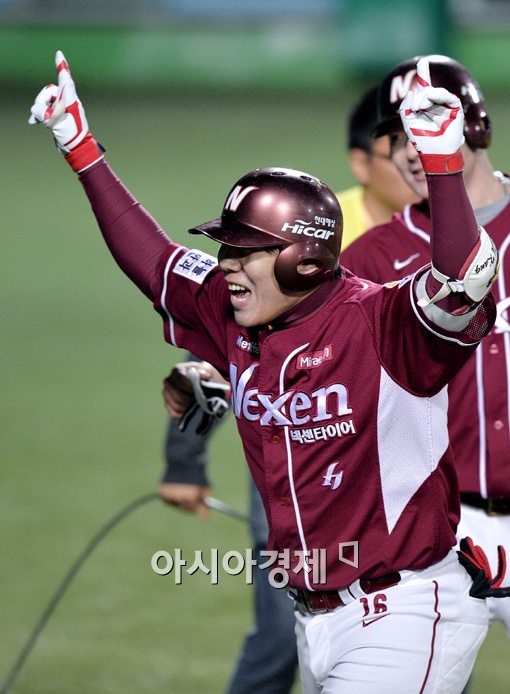 [포토]환호하는 강정호,'투런 홈런으로 다시 앞서간다!'