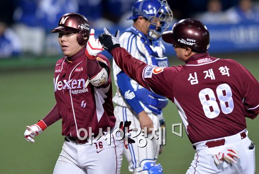 [포토]강정호,'투런 홈런으로 승기 잡았어!'