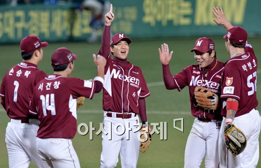 [포토]김민성, 'KS 1차전은 우리의 무대였어!'