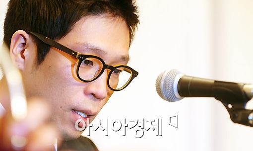 MC몽, 논란 속에도 '4일 연속' 음원차트 1위…'실력' 승부 통했다