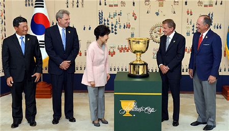 박근혜 대통령(왼쪽에서 세 번째)이 4일 청와대에서 팀 핀첨 미국프로골프(PGA)투어 커미셔너(네 번째)를 만난 자리에서 2015 프레지던츠컵 명예의장직을 수락했다. 사진=PGA투어닷컴