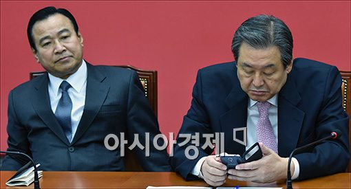 [포토]휴대폰 보는 김무성 대표