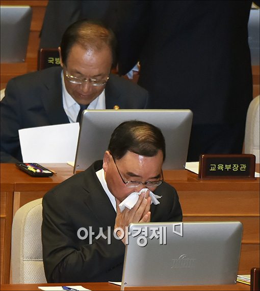 [포토]코 만지는 정홍원 총리