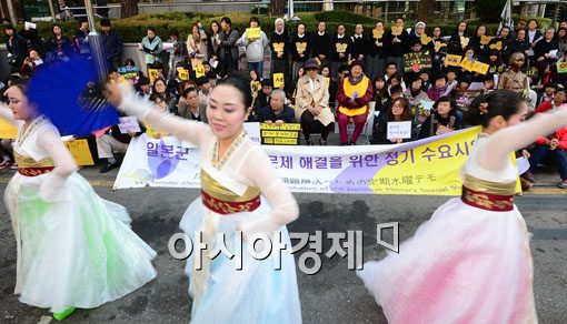 [포토]공연 지켜보는 김복동 할머니와 길원옥 할머니 