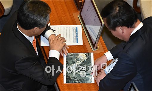 [포토]청송 신규교도소 관련 이야기하는 김재원 수석부대표