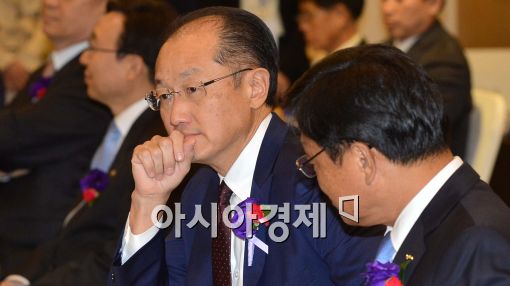 [포토]생각 하는 김용 세계은행 총재