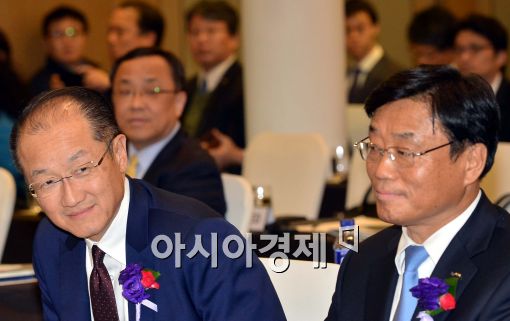 [포토]미소 보이는 김용 세계은행 총재