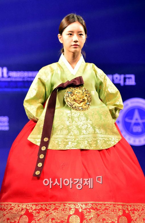 [포토]런웨이 하는 걸스데이 혜리