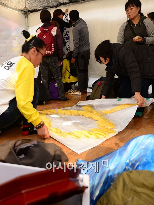 [포토]주민들이 보내준 따뜻한 노란 리본도 챙기고 
