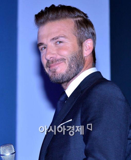 [포토]미소 보이며 들어서는 데이비드 베컴